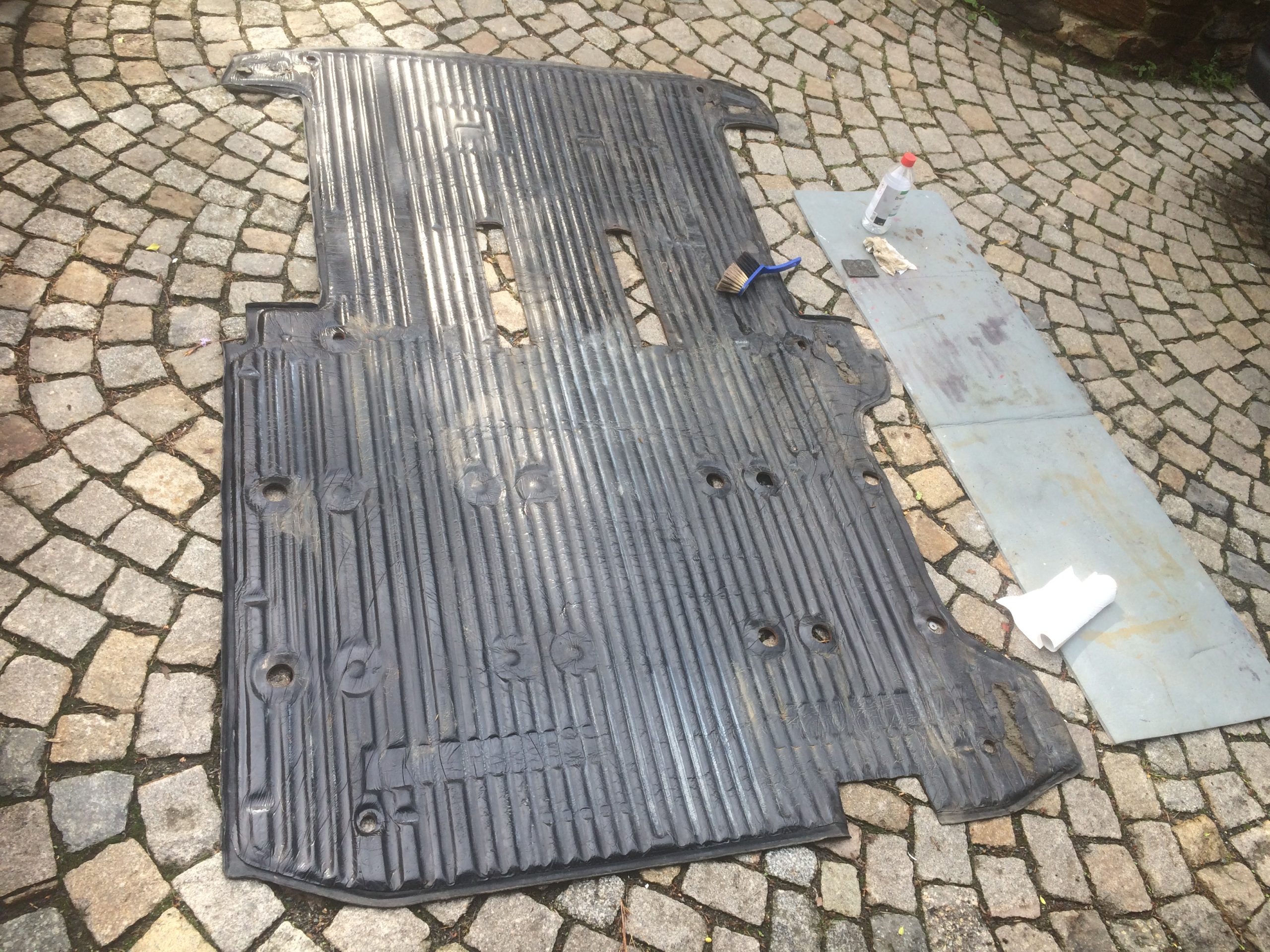 VW T4 Project – War against Rust – Battle VI - Interioir - Carpet cleaning with spiritus